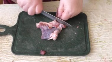 Aşçı geyik etini keser. sağlıklı gıda konsepti 