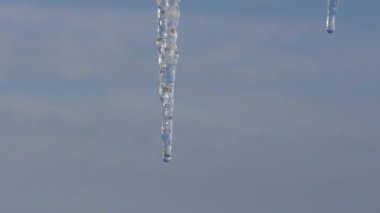 Buz saçaklarından dökülen su damlaları 