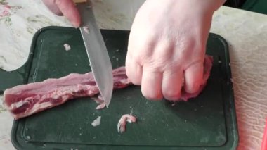 Aşçı çiğ geyik etini bıçakla keser. sağlıklı gıda konsepti