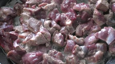 Geyik eti tavada kızartılır. sağlıklı gıda konsepti