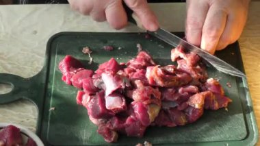 Aşçı çiğ geyik etini bıçakla keser. sağlıklı gıda konsepti