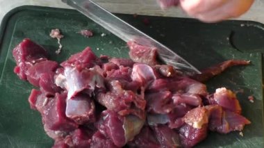 Aşçı çiğ geyik etini bıçakla keser. sağlıklı gıda konsepti