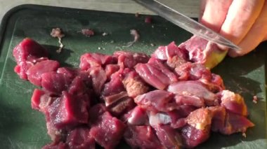 Aşçı çiğ geyik etini bıçakla keser. sağlıklı gıda konsepti