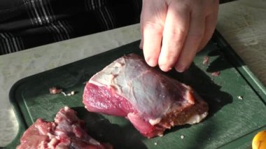 Aşçı çiğ geyik etini bıçakla keser. sağlıklı gıda konsepti