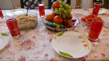 Masa şenlikli bir akşam yemeği için hazır.