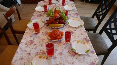 Masa şenlikli bir akşam yemeği için hazır.