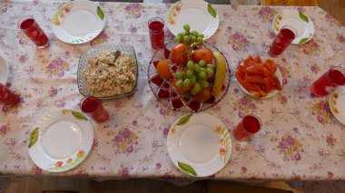 Masa şenlikli bir akşam yemeği için hazır.