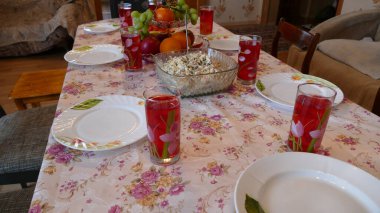 Masa şenlikli bir akşam yemeği için hazır.