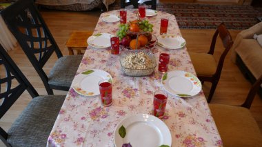 Masa şenlikli bir akşam yemeği için hazır.