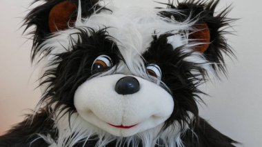 Yerde kocaman peluş bir oyuncak var. 