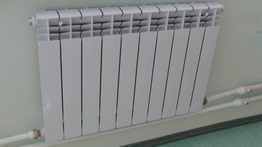 Isıtma bataryası duvarda asılı. 