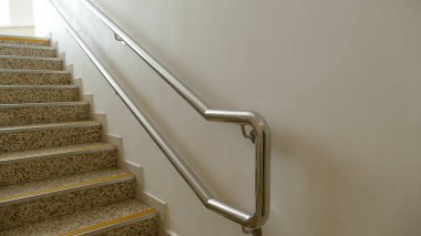 Tırabzanlarla merdiven uçuşu 