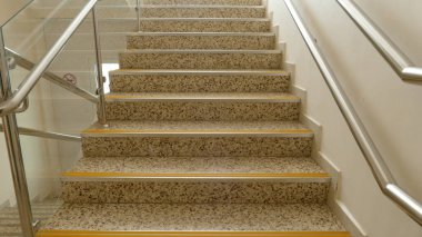 Tırabzanlarla merdiven uçuşu 