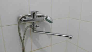 Banyoda yıkanmak için karıştırıcı musluğu 