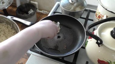 Aşçı kızartma tavasında patates gözlemesi kızartır. sağlıklı gıda konsepti