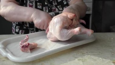 Aşçı tavuğu parçalara ayırır. sağlıklı gıda konsepti