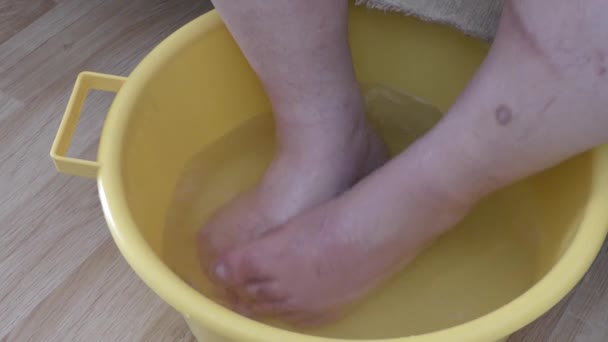 Man Wast Zijn Voeten Het Water — Stockvideo