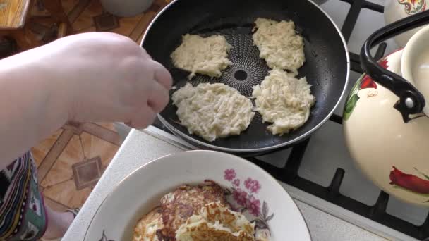 Der Koch Bereitet Kartoffelpuffer Gesundes Ernährungskonzept — Stockvideo