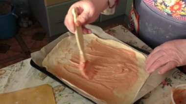 Şef pizza hazırlıyor. sağlıklı gıda konsepti