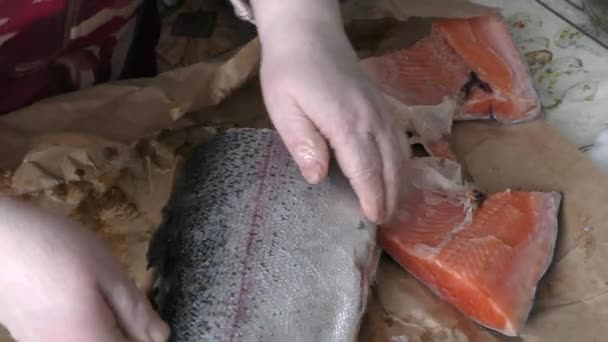 Frau Schneidet Fisch Forelle Gesundes Ernährungskonzept — Stockvideo