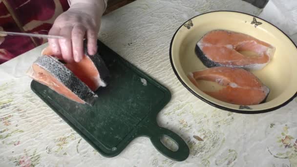 Mujer Corta Pescado Trucha Concepto Alimentos Saludables — Vídeo de stock