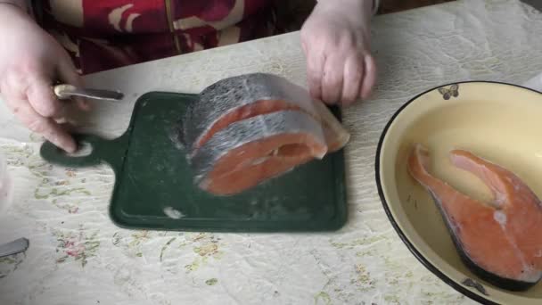 Frau Schneidet Fisch Forelle Gesundes Ernährungskonzept — Stockvideo