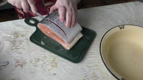 女人把鱼切成鳟鱼 健康食品概念 — 图库视频影像