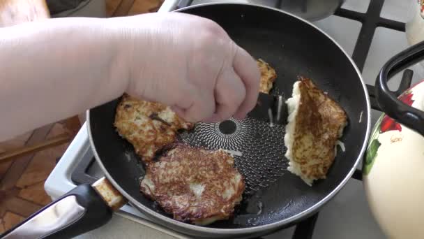Cozinheiro Prepara Panquecas Batata Conceito Alimentação Saudável — Vídeo de Stock