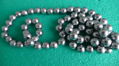 Yeşil arka planda takılar.