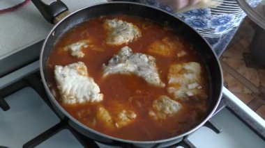 Şef kızartma tavasında balık kızartıyor. sağlıklı gıda konsepti 