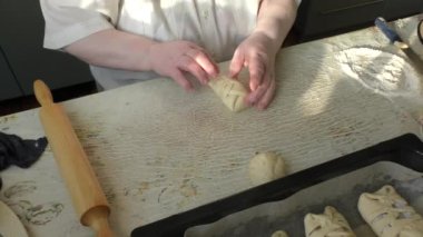 Şef balık turtası hazırlar.