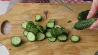 Şef taze salatalık salatası hazırlıyor. sağlıklı gıda konsepti