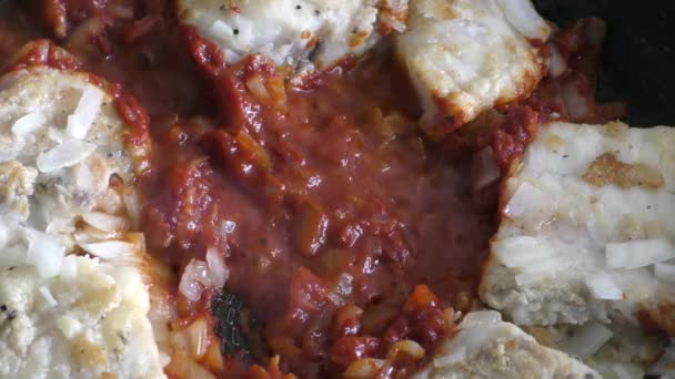 Κομμάτια Μπακαλιάρου Τηγανίζονται Τηγάνι Σάλτσα Ντομάτας Έννοια Υγιεινής Διατροφής — Αρχείο Βίντεο
