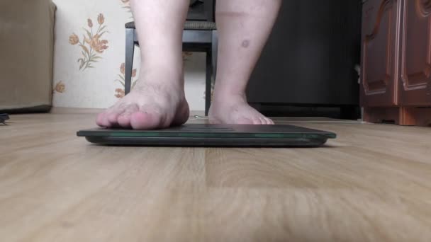 Een Persoon Stapt Een Weegschaal Zijn Gewicht Achterhalen — Stockvideo