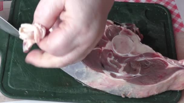Повар Режет Сырое Оленье Мясо Ножом Концепция Здорового Питания — стоковое видео