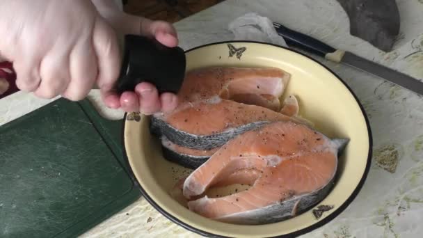 Kuchař Připravuje Ryby Pro Pstruhy Vařím Zdravá Výživa — Stock video