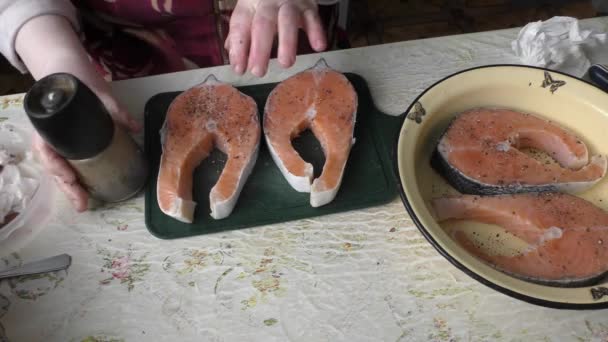 Cocinero Prepara Pescado Para Trucha Cocinar Concepto Alimentos Saludables — Vídeo de stock