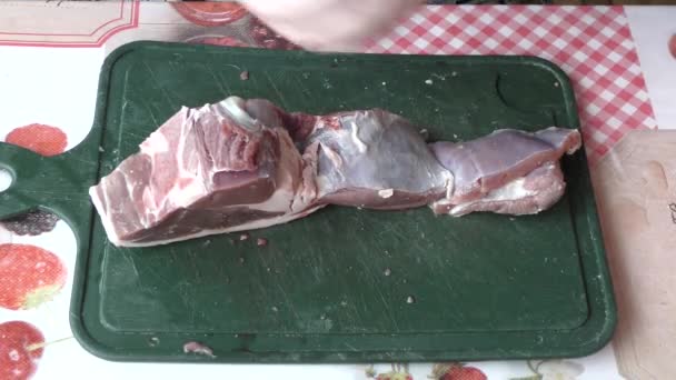 料理人は生の鹿肉をナイフで切ります 健康的な食のコンセプト — ストック動画