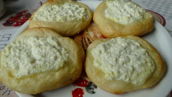 Travessa Contém Tortas Recheadas Com Repolho Queijo Cottage — Fotografia de Stock