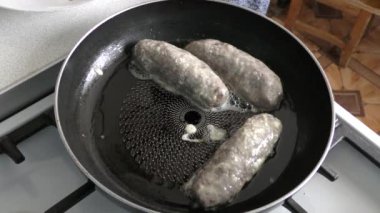 Ev yemeği pişirme süreci. Şef geyik pirzolası kızartıyor. sağlıklı gıda konsepti 