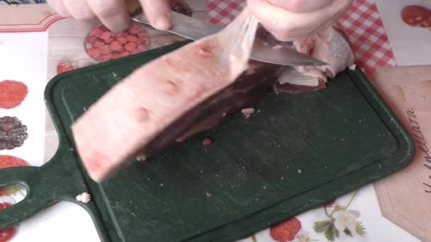 家庭料理のプロセス 料理人は生の鹿肉をナイフで切ります 健康食品のコンセプト — ストック動画