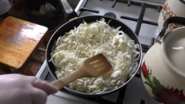 Ev yemeği pişirme süreci. Aşçı lahana kızartıyor. Sağlıklı gıda konsepti