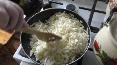 Ev yemeği pişirme süreci. Aşçı lahana kızartıyor. Sağlıklı gıda konsepti