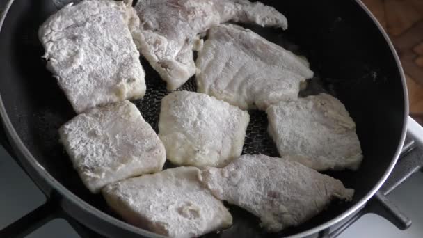 Yemeği Pişirme Süreci Aşçı Morina Balığını Kızartıyor Sağlıklı Gıda Konsepti — Stok video