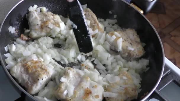 Yemeği Pişirme Süreci Aşçı Morina Balığını Kızartıyor Sağlıklı Gıda Konsepti — Stok video