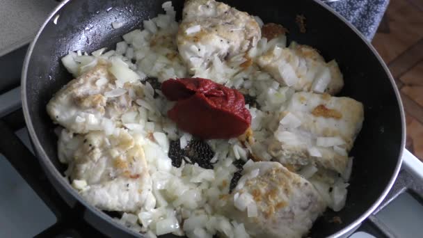 家庭料理のプロセス 料理人はタラの魚をフライドポテト 健康食品のコンセプト — ストック動画