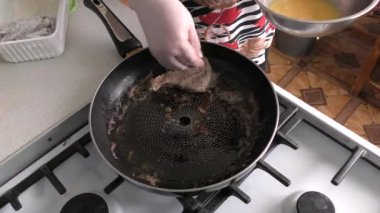 Ev yemeği pişirme süreci. Aşçı geyik bifteği kızartıyor. sağlıklı gıda konsepti