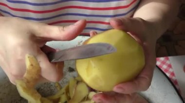 Ev yemeği pişirme süreci. Aşçı patates soyuyor. Sağlıklı gıda konsepti