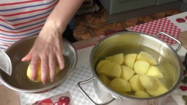 Ev yemeği pişirme süreci. Aşçı patates soyuyor. Sağlıklı gıda konsepti