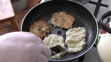 Ev yemeği pişirme süreci. Aşçı patatesli gözleme hazırlar. sağlıklı gıda konsepti